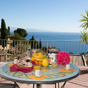 https://casa-charlotte.taorminaitalyhotels.com